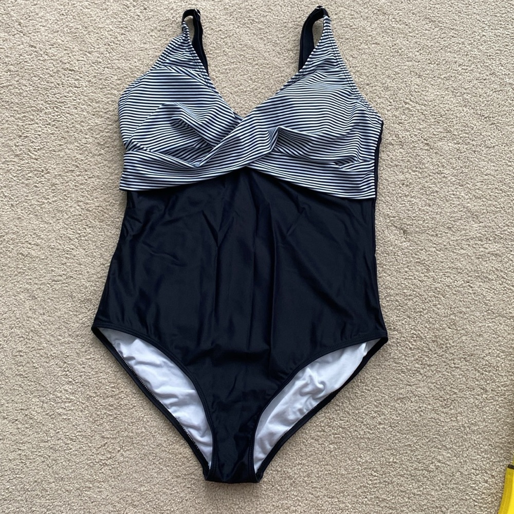 One piece black & white swimsuit with adjustable straps and shelf bra in size XL